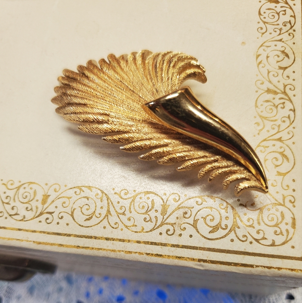 Vintage MONET Gold Tone Feather Brooch - Picture 2 of 4